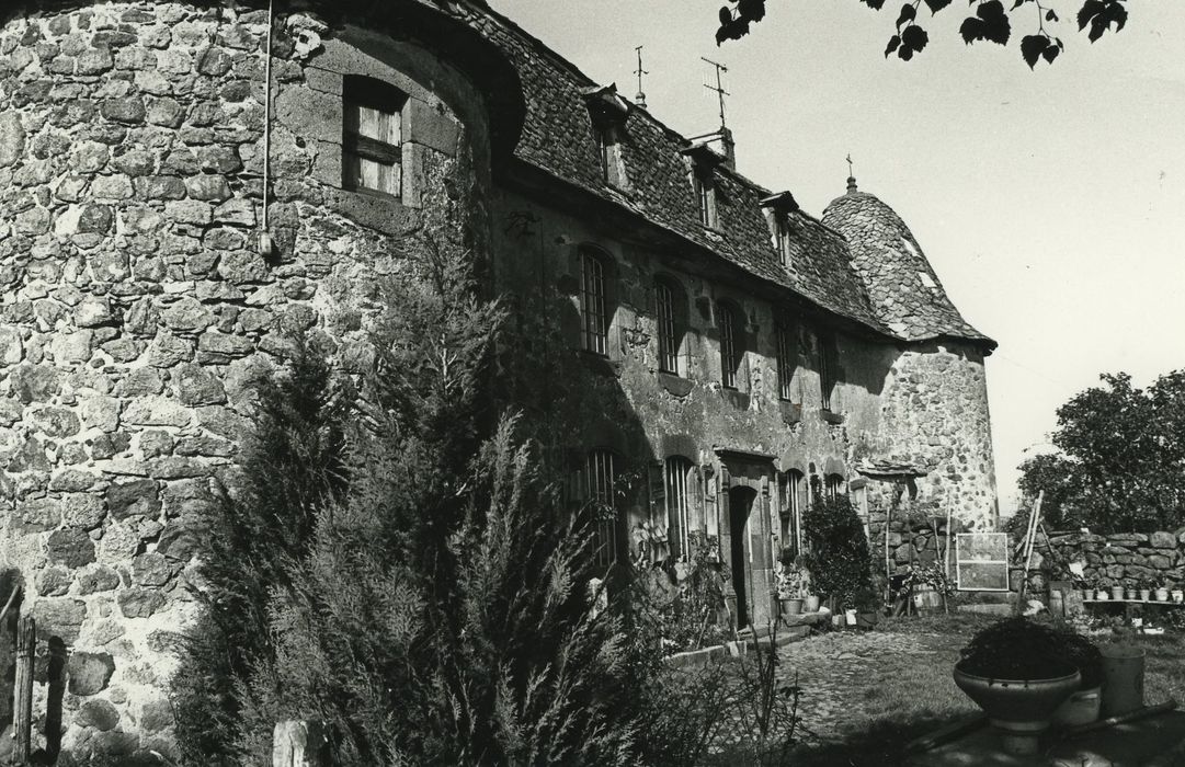 Manoir de Lachaux : Façade est, vue générale