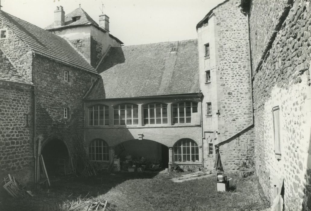 Commanderie des Templiers : Cour intérieure, aile ouest, façade est, vue générale