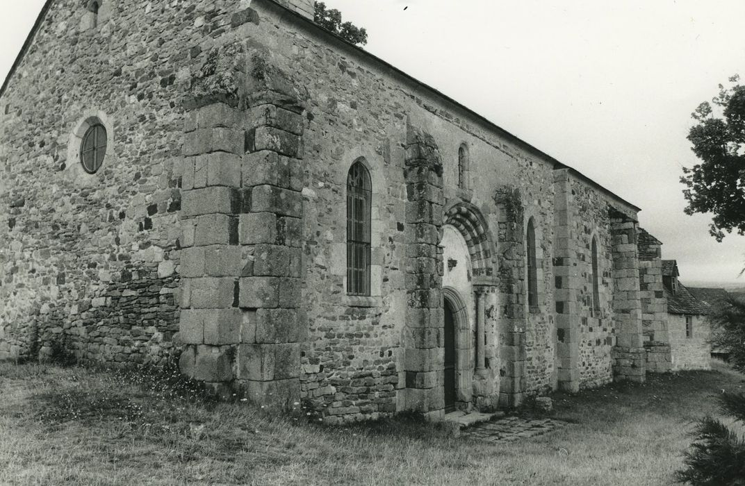 Eglise Saint-Martin : Façade latérale sud, vue générale