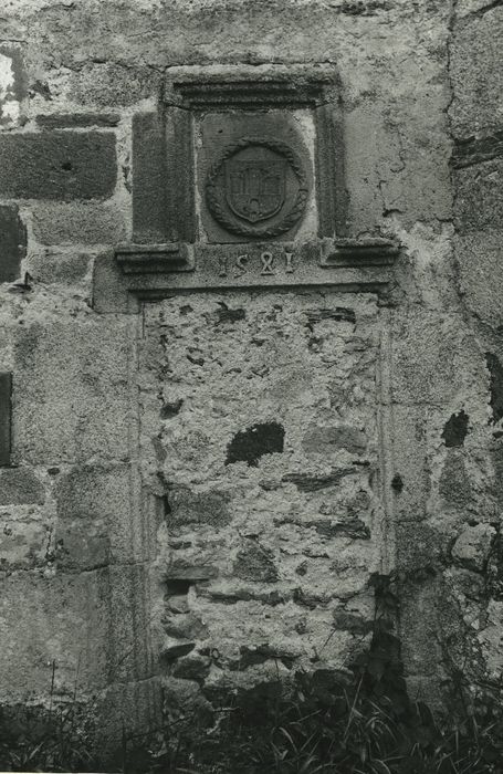 Eglise Saint-Martin : Détail de l'ancienne porte d'accès à la chapelle nord