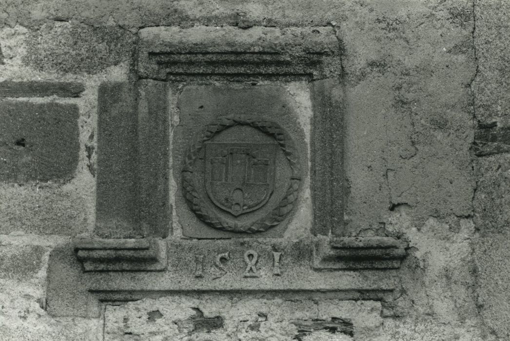 Eglise Saint-Martin : Ancienne porte d'accès à la chapelle nord, détail du tympan