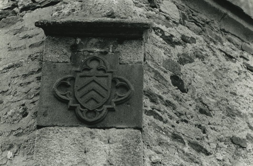 Eglise Saint-Martin : Chevet, détail d'un blason sculpté