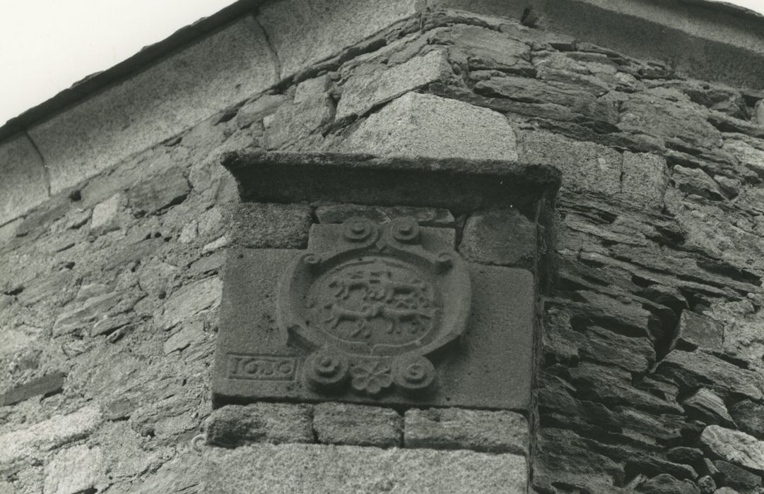 Eglise Saint-Martin : Chevet, détail d'un blason sculpté