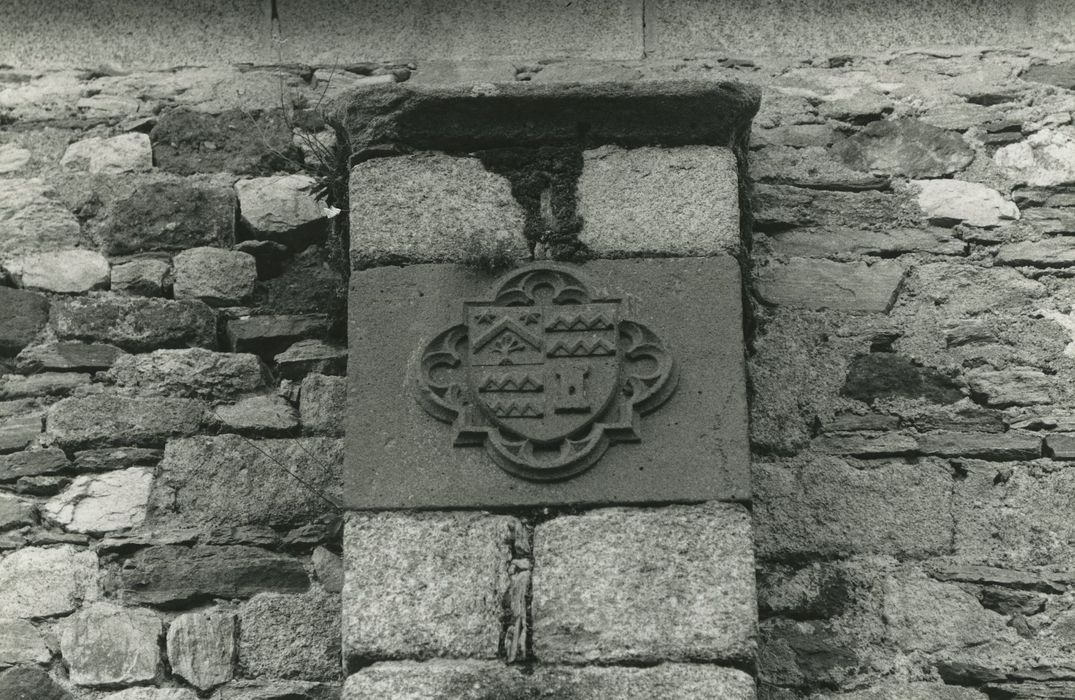 Eglise Saint-Martin : Chevet, détail d'un blason sculpté