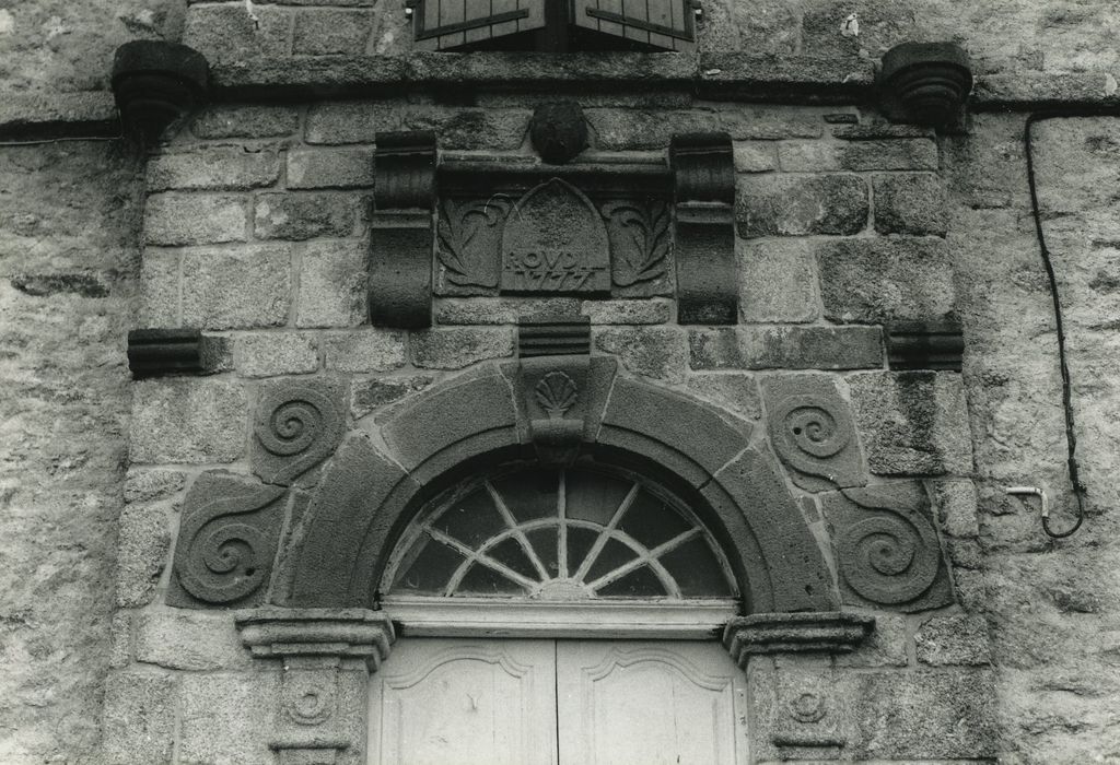 Maison Roudil : Façade sud, porte d'accès, vue partielle