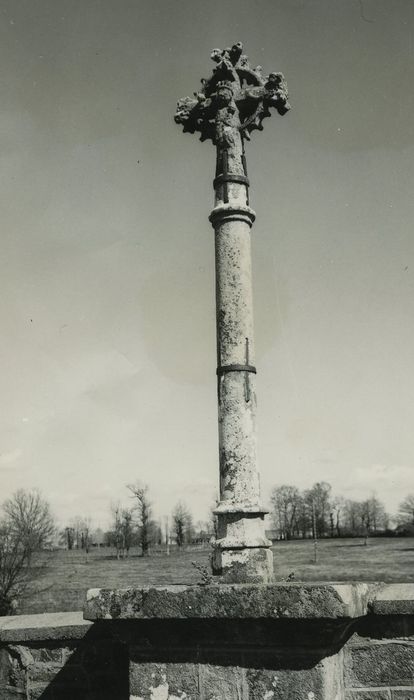 Croix de cimetière, vue générale