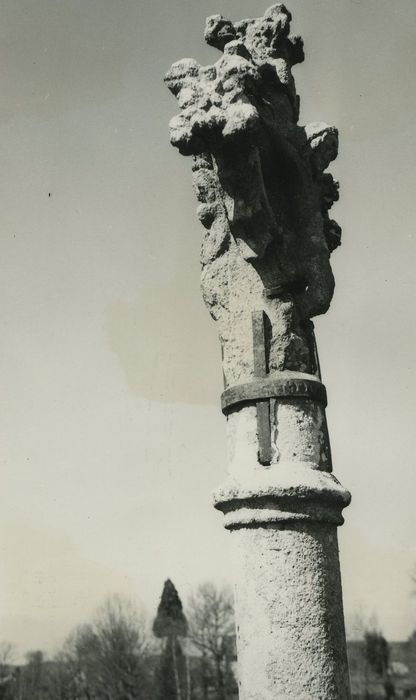 Croix de cimetière, vue partielle