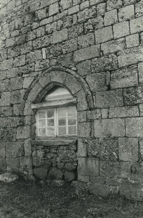 Chapelle de Loubarcet : Ancien portail occidental, vue générale