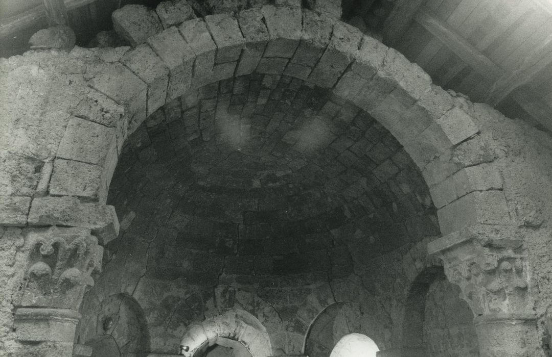 Chapelle de Loubarcet : Choeur, vue générale de l'arc diaphragme