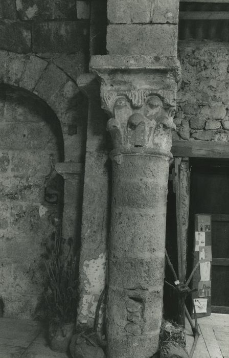 Chapelle de Loubarcet : Choeur, détail de la colonne supportant l'arc diaphragme