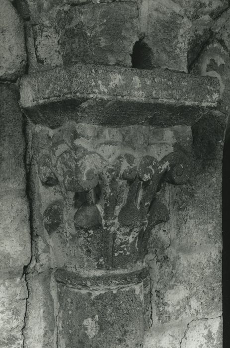 Chapelle de Loubarcet : Abside, détail d'un chapiteau sculpté