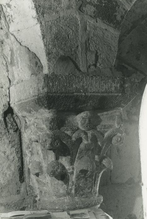 Chapelle de Loubarcet : Abside, détail d'un chapiteau sculpté