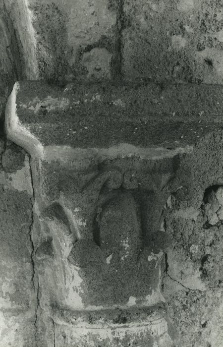 Chapelle de Loubarcet : Abside, détail d'un chapiteau sculpté