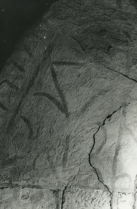 Chapelle de Loubarcet : Détail d'une peinture murale (fragment) dans l'ébrasement de la fenêtre sud du choeur