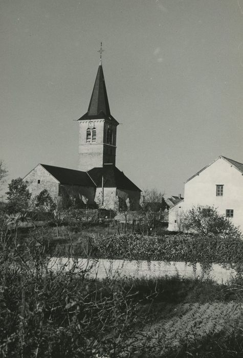 Eglise paroissiale : Vue partielle de l'église dans son environnement, depuis le Sud-Ouest