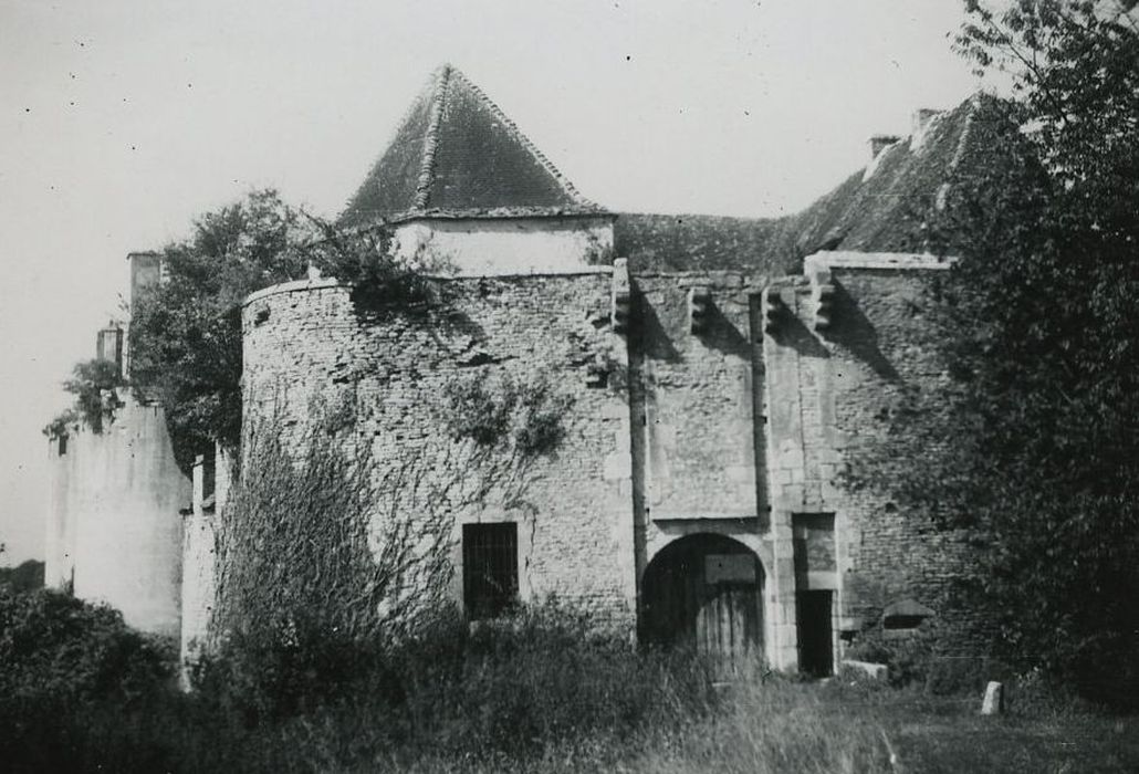 Château de Rochefort (vestiges) : Porterie, élévation est, vue générale