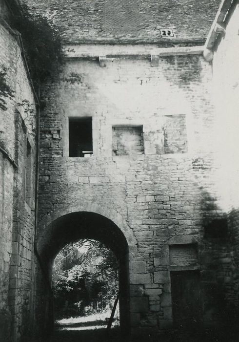 Château de Rochefort (vestiges) : Cour des communs, façade ouest, vue générale