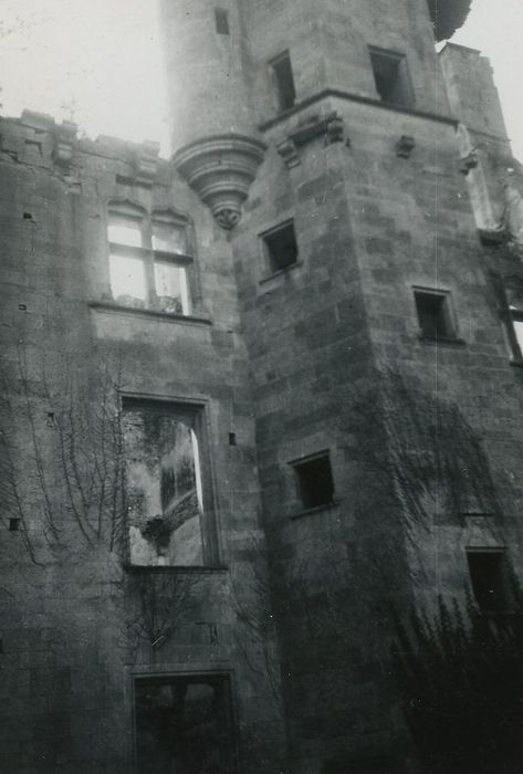 Château de Rochefort (vestiges) : Façade nord, tourelle d'escalier, vue partielle