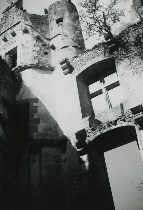 Château de Rochefort (vestiges) : Façade nord, tour médiane depuis l'intérieur, 