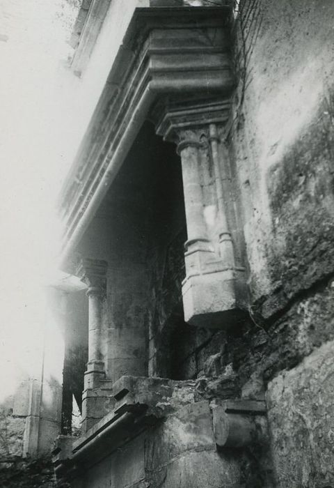 Château de Rochefort (vestiges) : Détail d'une cheminée monumentale, vue générale