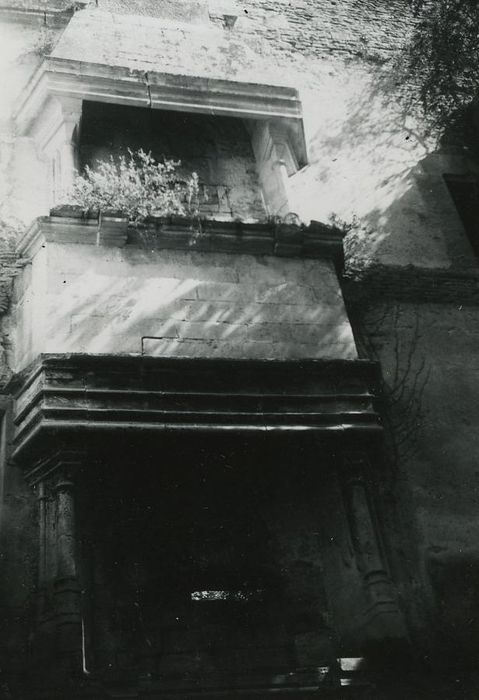 Château de Rochefort (vestiges) : Détail de deux cheminées monumentales, 1er et 2e étage