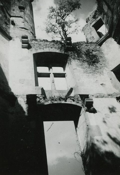 Château de Rochefort (vestiges) : Vue partielle des ruines depuis l'intérieur du logis