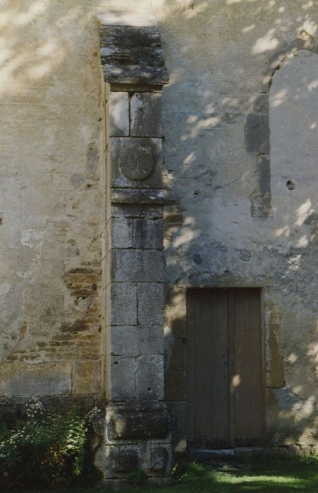 Ancien prieuré : Chapelle, façade sud, détail d'un contrefort