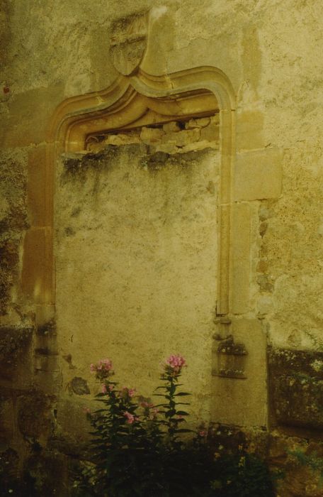 Ancien prieuré : Chapelle, ancienne porte d'accès, vue générale