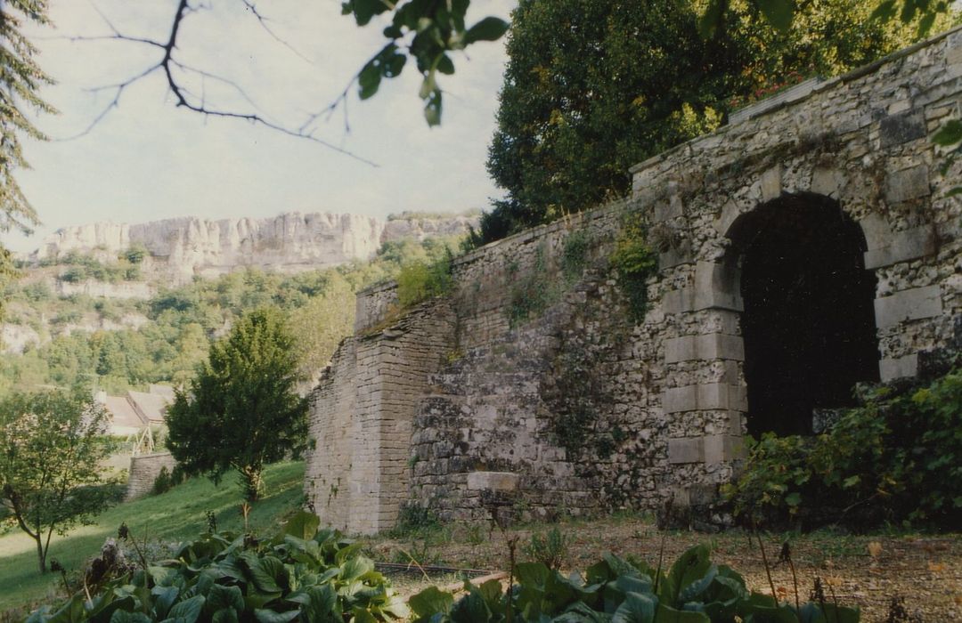 Ancien prieuré : Nymphée, vue partielle