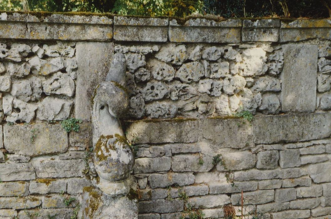 Ancien prieuré : Nymphée, détail du mur de soutènement