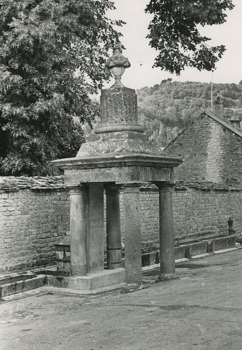 Fontaine, vue générale