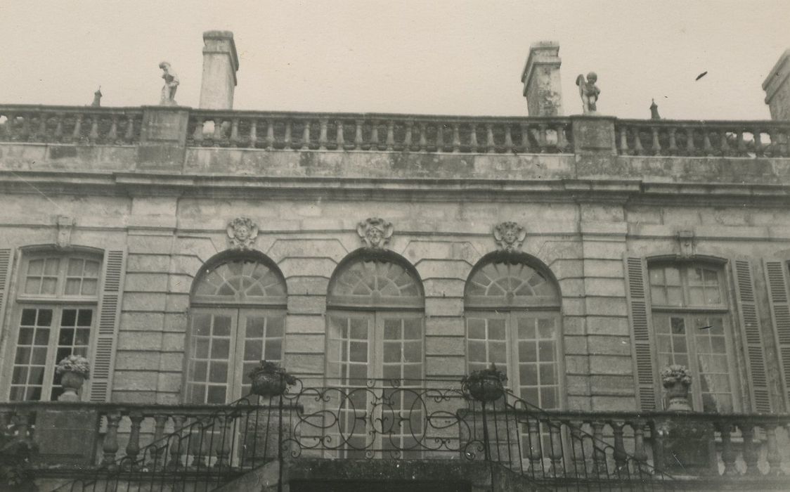 Château : Façade sud, vue partielle