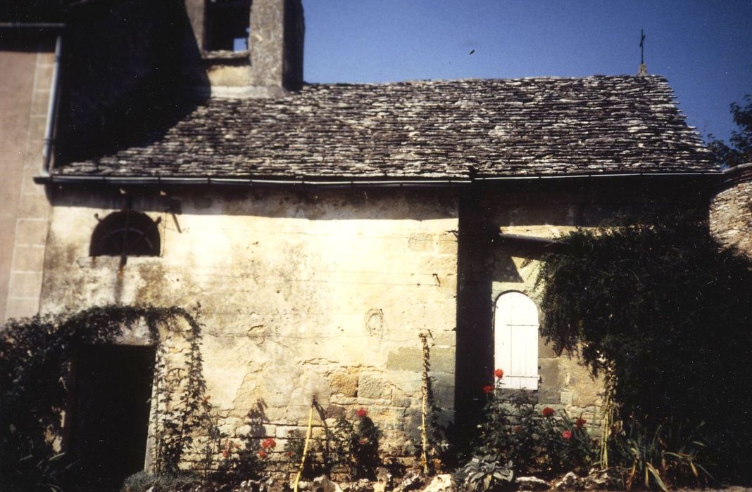 Chapelle du domaine de Bapteault : Flanc droit, vue générale