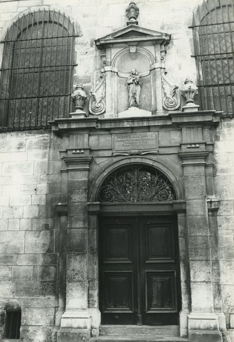 Hospice de la Charité : Chapelle, portail occidental, vue générale