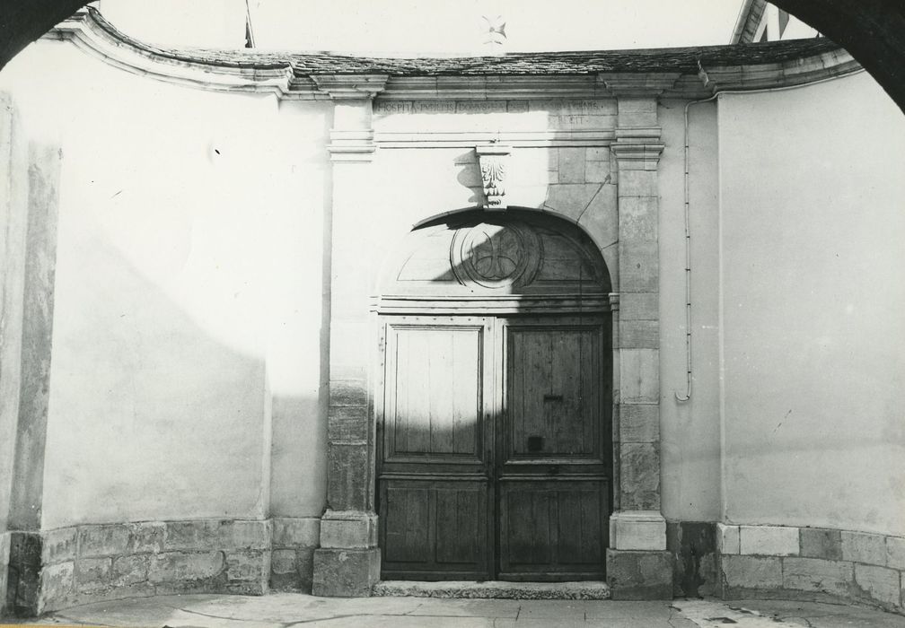 Hospice de la Charité : Portail d'accès à la cour rue Rousseau, vue générale