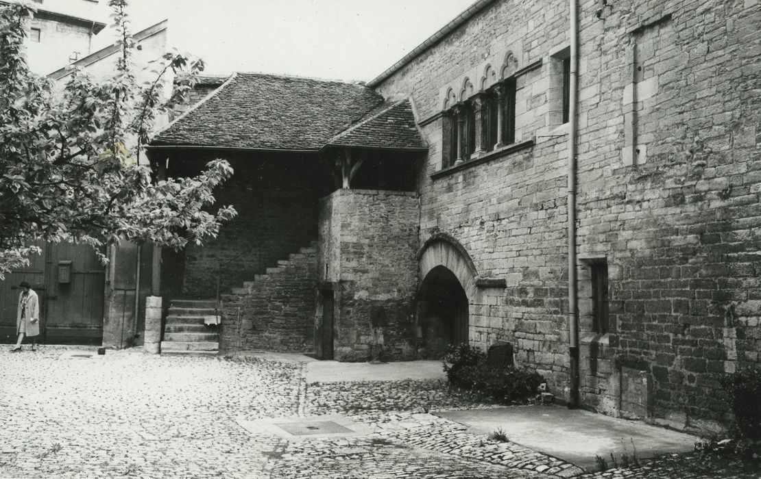 Bâtiment dit Cave du Chapitre : Cour intérieure, vue partielle des façades