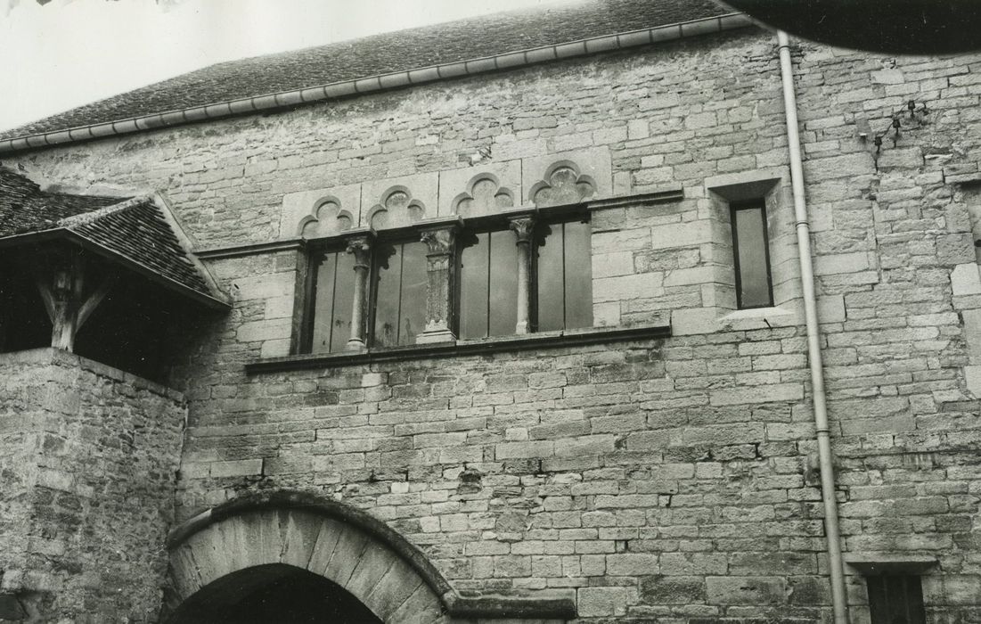 Bâtiment dit Cave du Chapitre : Cour intérieure, vue partielle de la façade