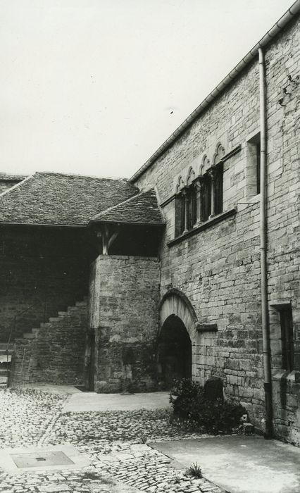 Bâtiment dit Cave du Chapitre : Cour intérieure, vue partielle des façades