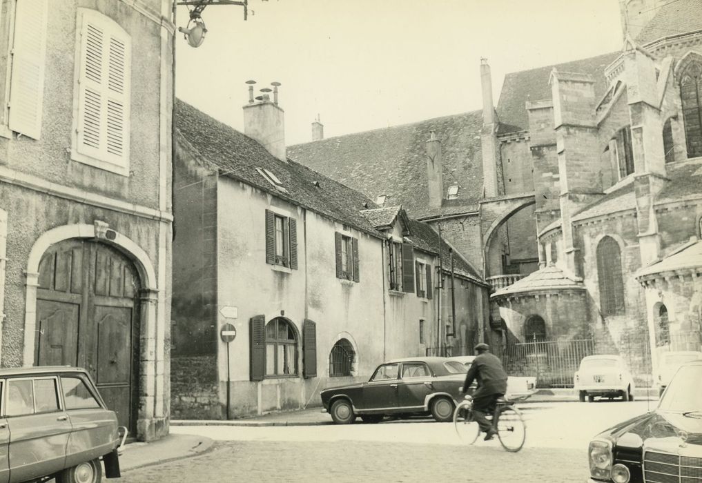 Bâtiment dit Cave du Chapitre : Façade sur rue, vue générale