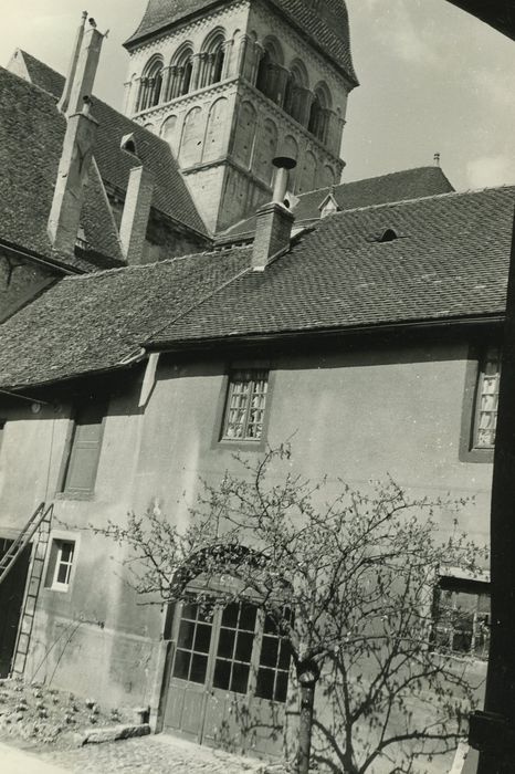 Bâtiment dit Cave du Chapitre : Cour intérieure, façade sud, vue partielle