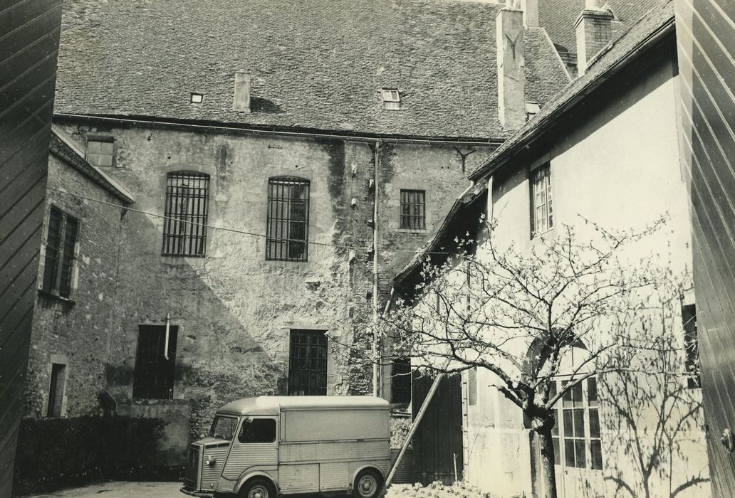 Bâtiment dit Cave du Chapitre : Cour intérieure, façade ouest, vue générale