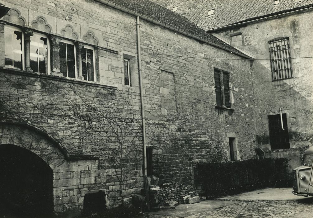 Bâtiment dit Cave du Chapitre : Cour intérieure, façade nord, vue générale