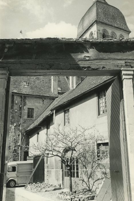 Bâtiment dit Cave du Chapitre : Porche d'accès à la cour, vue générale