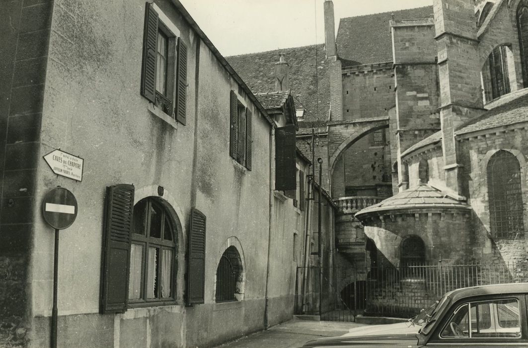 Bâtiment dit Cave du Chapitre : Façade sur rue, vue générale