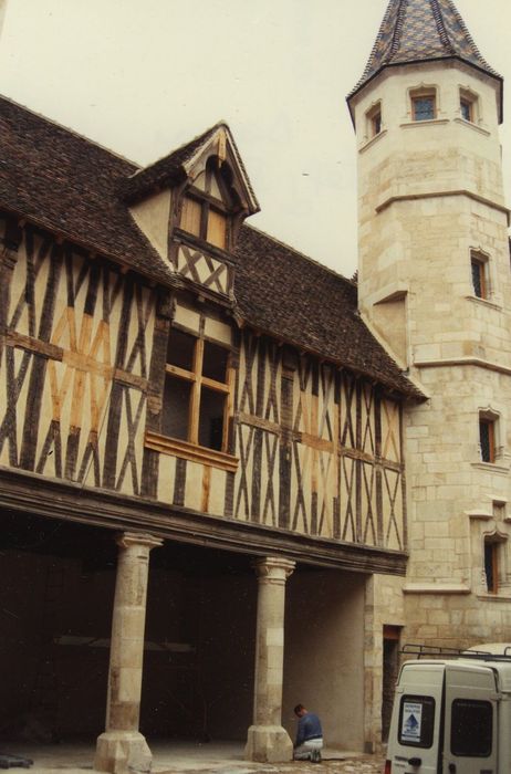 Hôtel de Saulx (ancien) : Façade sur cour, vue partielle