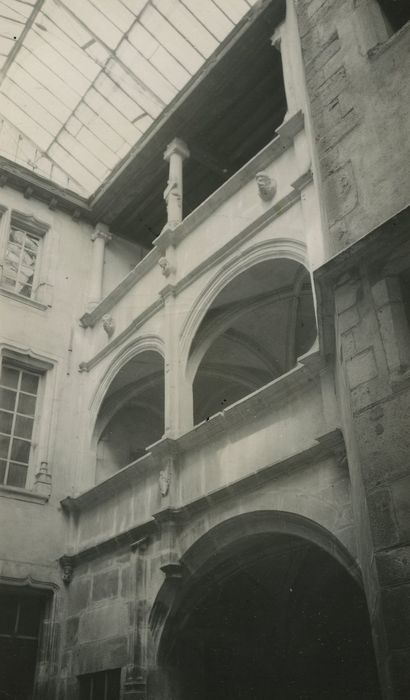 Maison : Cour intérieure, vue partielle des façades