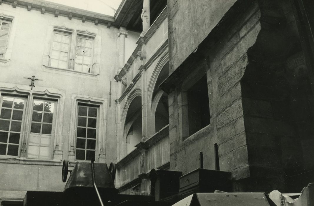 Maison : Cour intérieure, vue partielle des façades