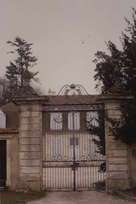 Château : Grilles d'accès nord, vue générale