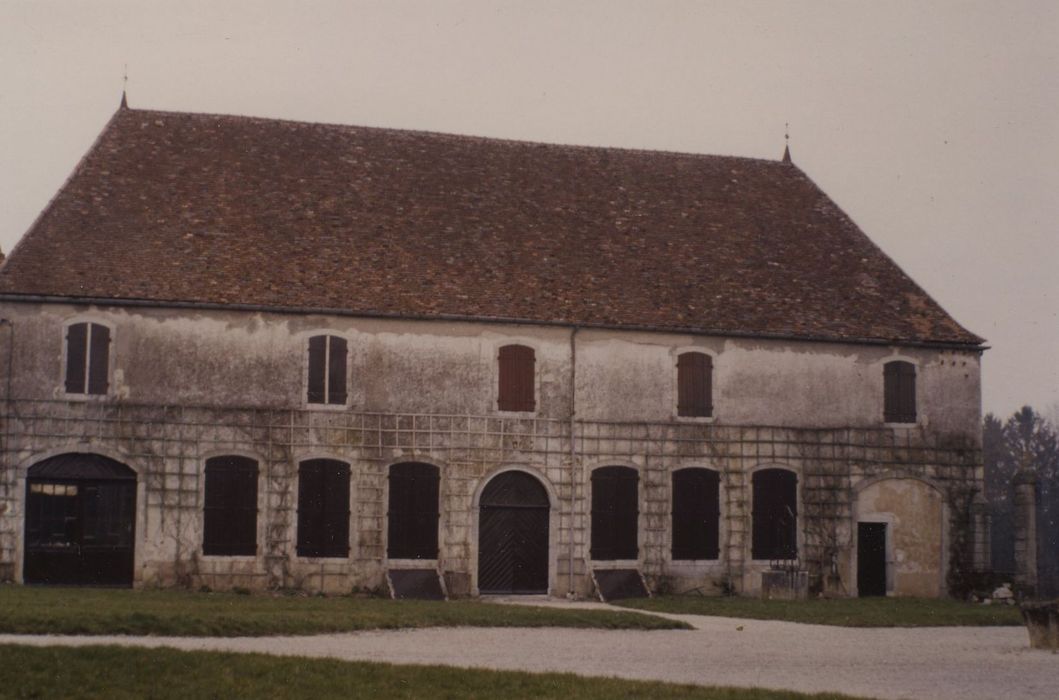 Château : Dépendances est, façade ouest, vue générale