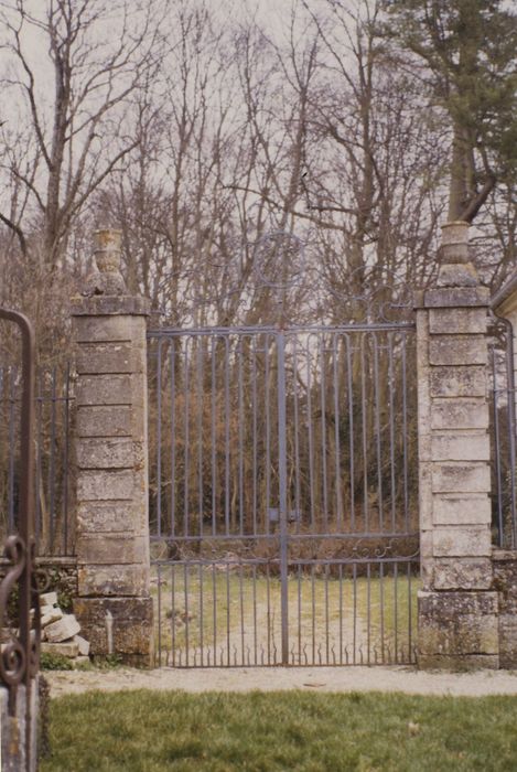 Château : Grilles d'accès au jardin, vue générale